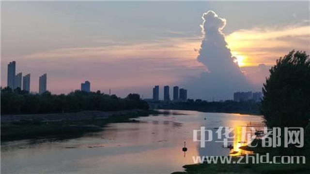 為了這朵云，周口人聚集在大慶路橋上……