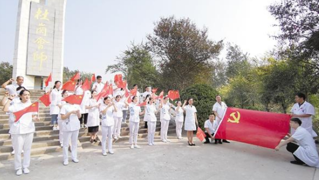 我市各縣市區(qū)黨員干部紛紛前往西華杜崗會師紀(jì)念館參觀學(xué)習(xí)