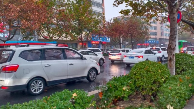 雨中道路擁堵，市民可繞行！