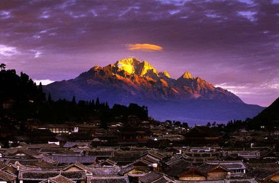 玉龍山下的古城風(fēng)景